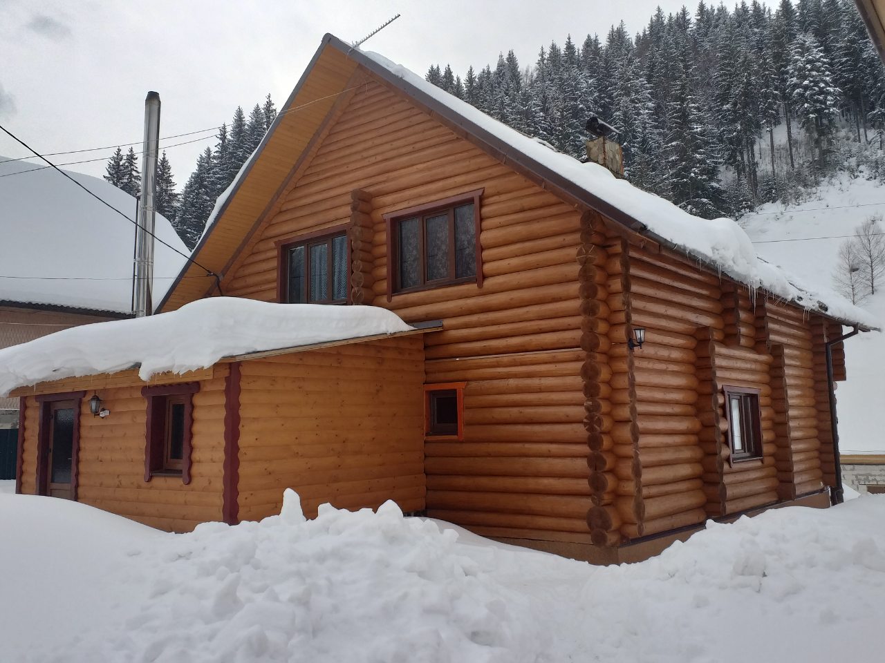 дом со сруба выглядит зимой
